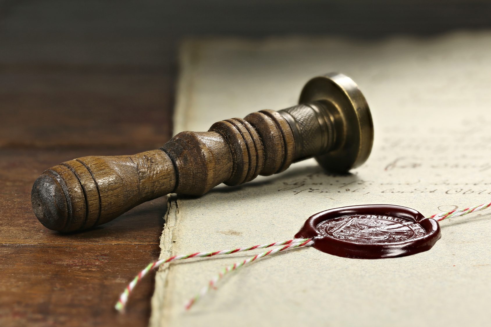 Sigillo in ceralacca su un documento, simbolo di testamenti e successioni
